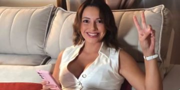 La cinematográfica promo de Polizzi ante su show en local nocturno